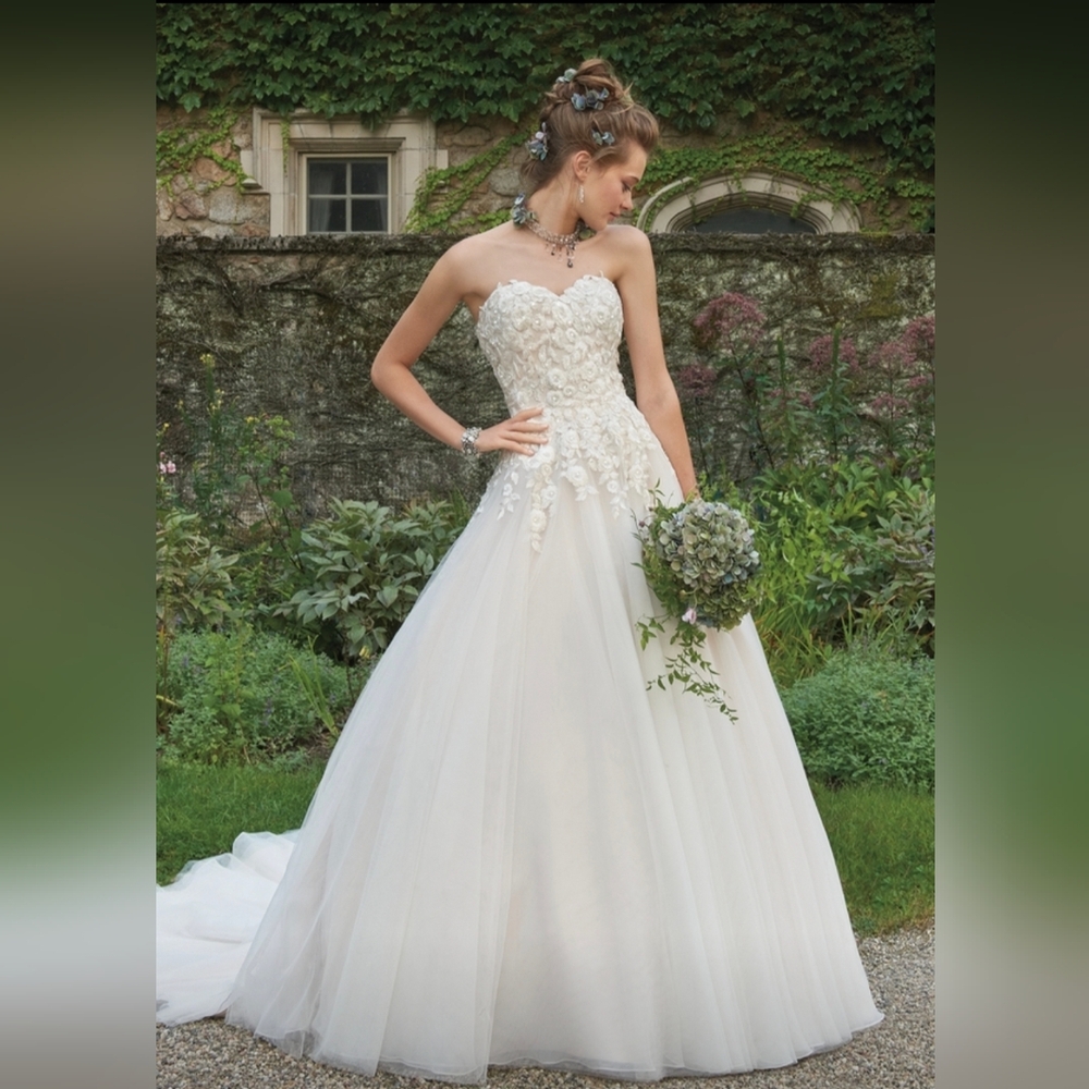 Elegant Strapless Wedding Gown